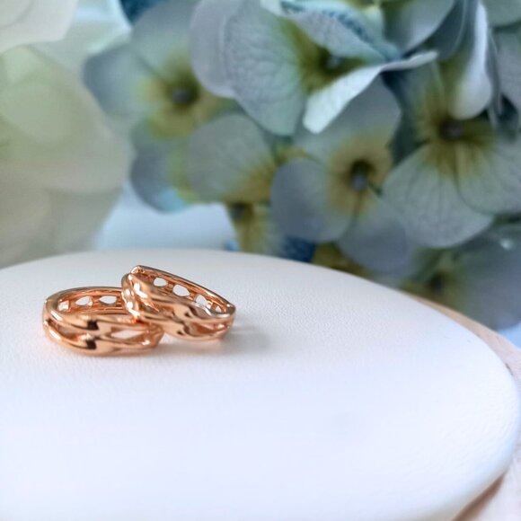 🟣✨Rose Gold Plated Twisted Hoop Earrings – Classic & Elegant - Picture 4 of 6